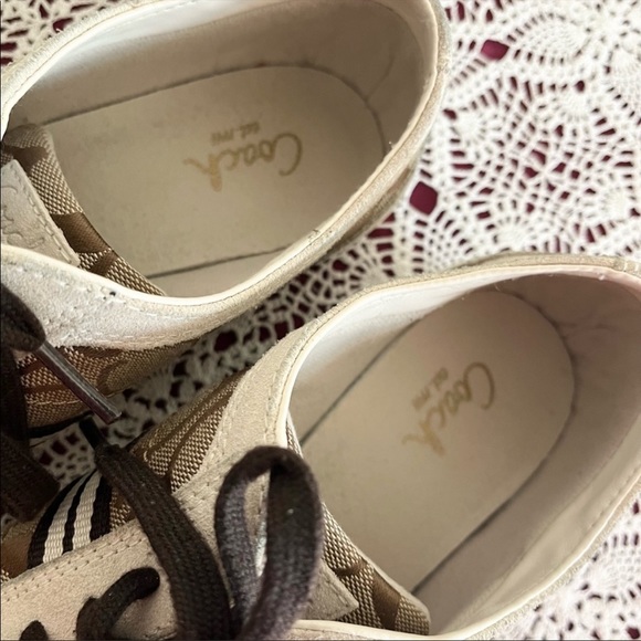 Coach - Picture 2 of 4